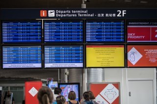 En raison de la grève, un quart des vols au départ ou à l'arrivée des grands aéroports parisiens seront annulés jeudi (image d'illustration). KEYSTONE/EPA/CHRISTOPHE PETIT TESSON